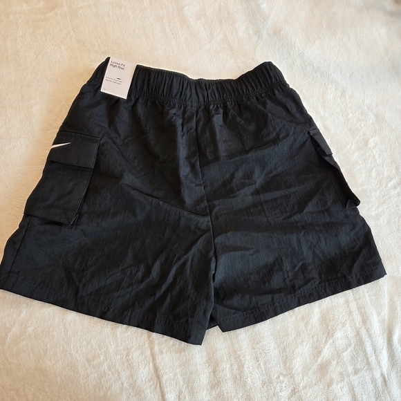 New Nike Women's Black Loose Fit High Rise Cargo Shorts DM6247-010 - Size Small - Picture 8 of 10